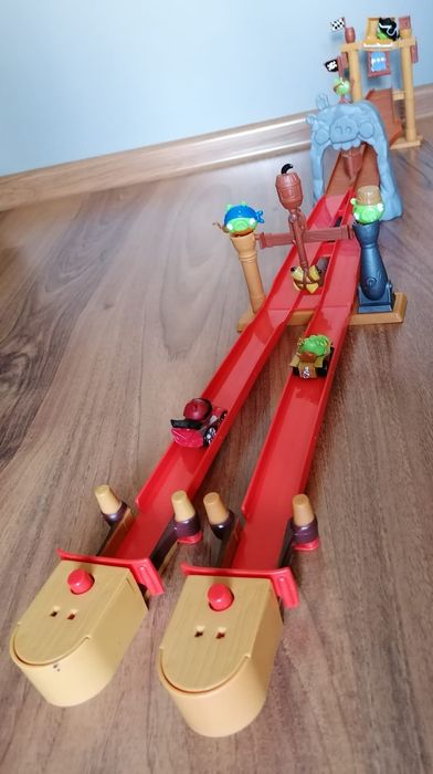 Dwa zestawy Angry Birds Telepods plus siedem samochodzików
