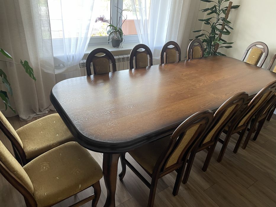 Stół dębowy z 12 krzesłami, komoda, witryna