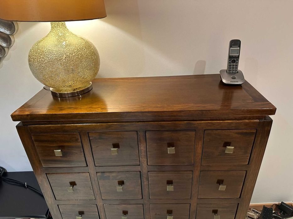 Móvel em madeira maciça com várias gavetas – qualidade e bom estado