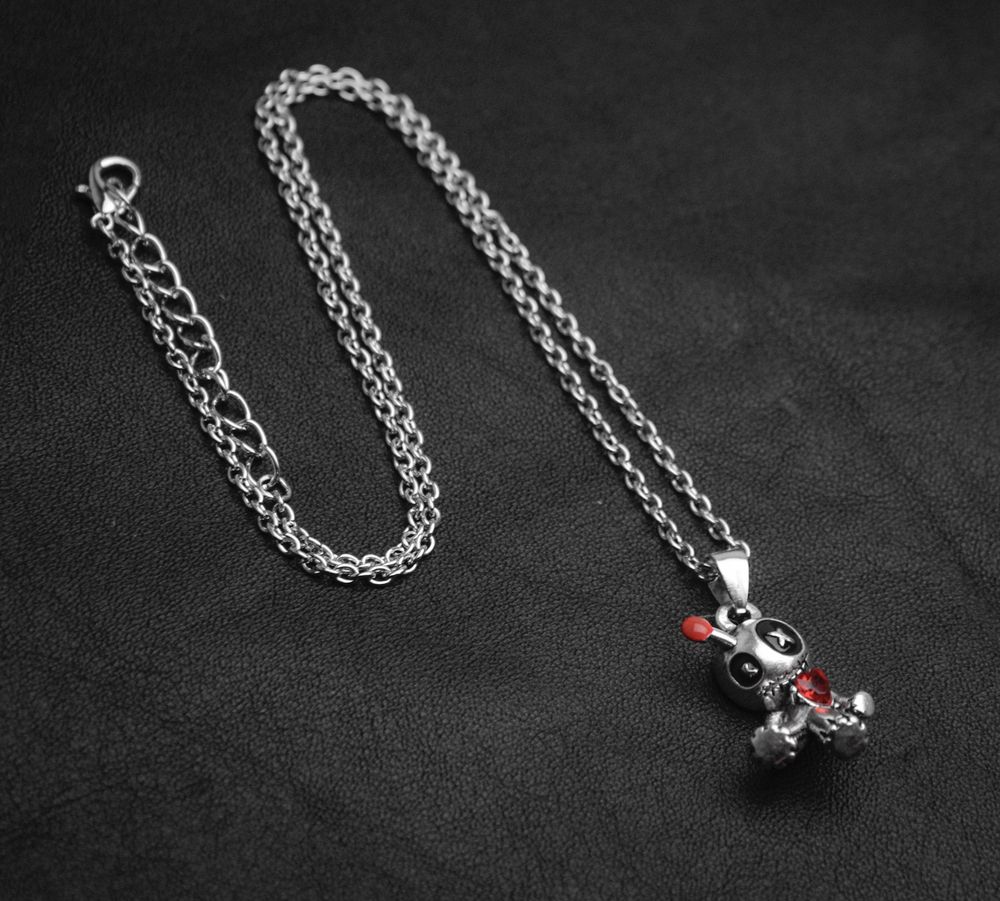 Naszyjnik Voodoo – metalowy miś z sercem i pineską