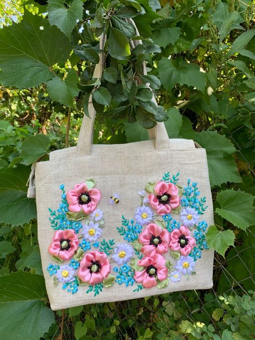 Сумки вышитые лентами для лета.