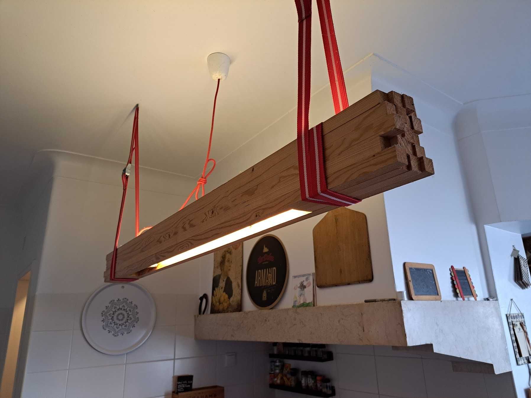 Candeeiro de teto ideal para qualquer espaço interior. Feito à mão.