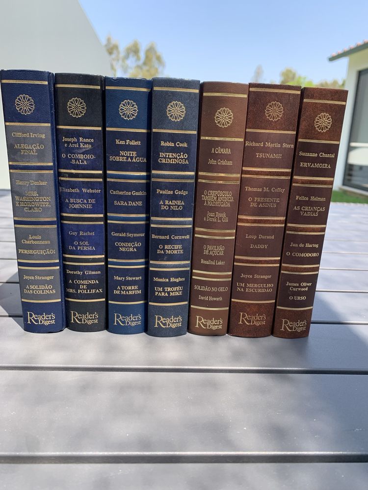 Vendo as colecções dos livros.