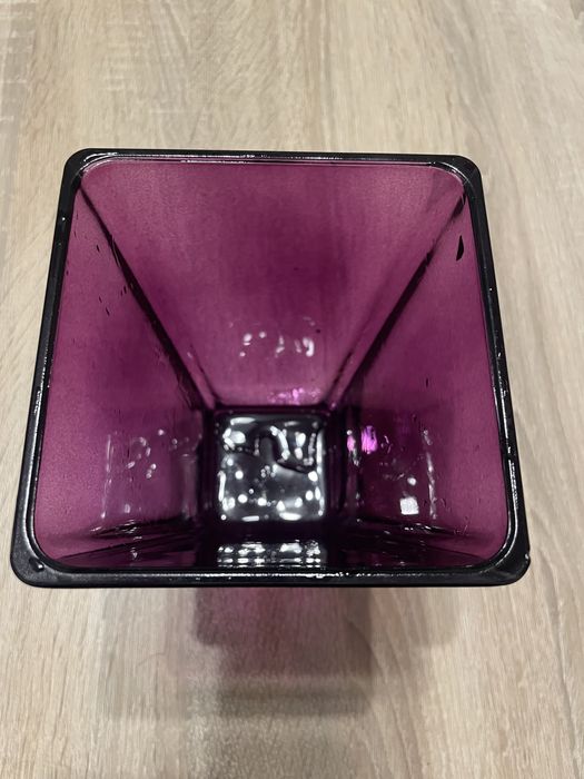 Fioletowy szklany wazon