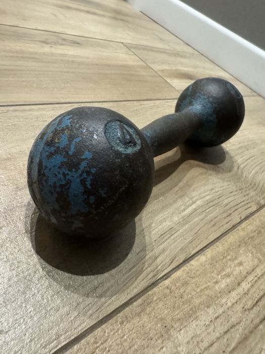 Одна б/в гантеля 4 кг в гарному стані
