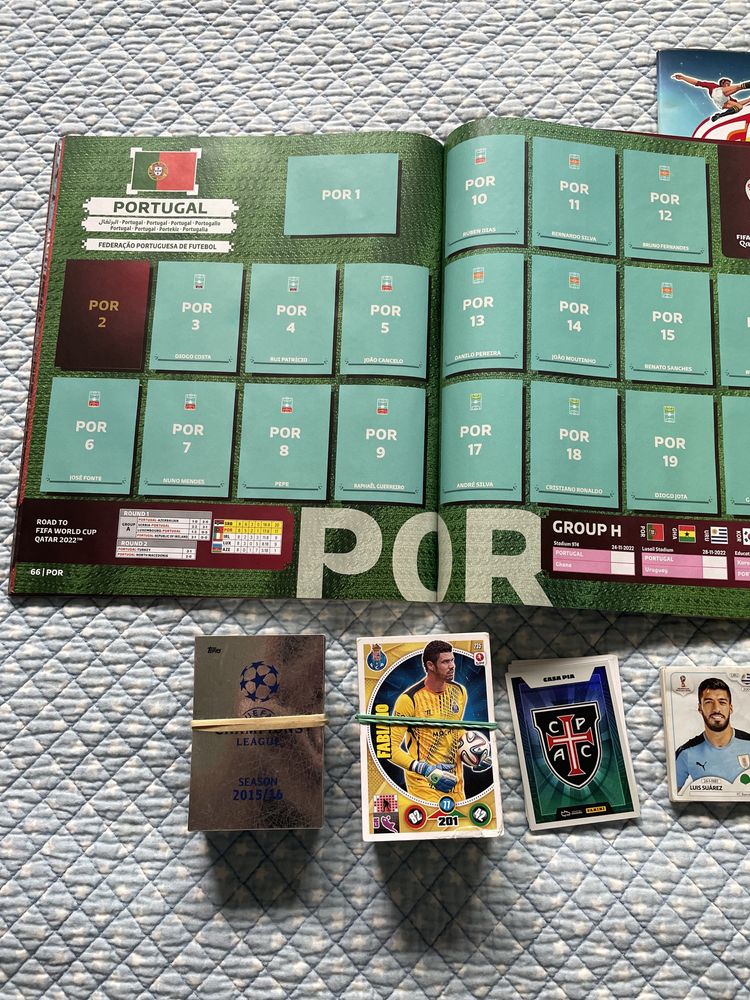 cromos, cartas e cadernetas de diferentes coleções