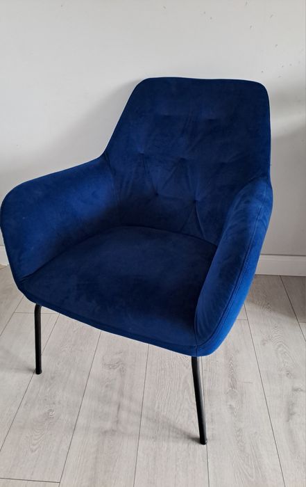 Welurowy granatowy fotel do salonu