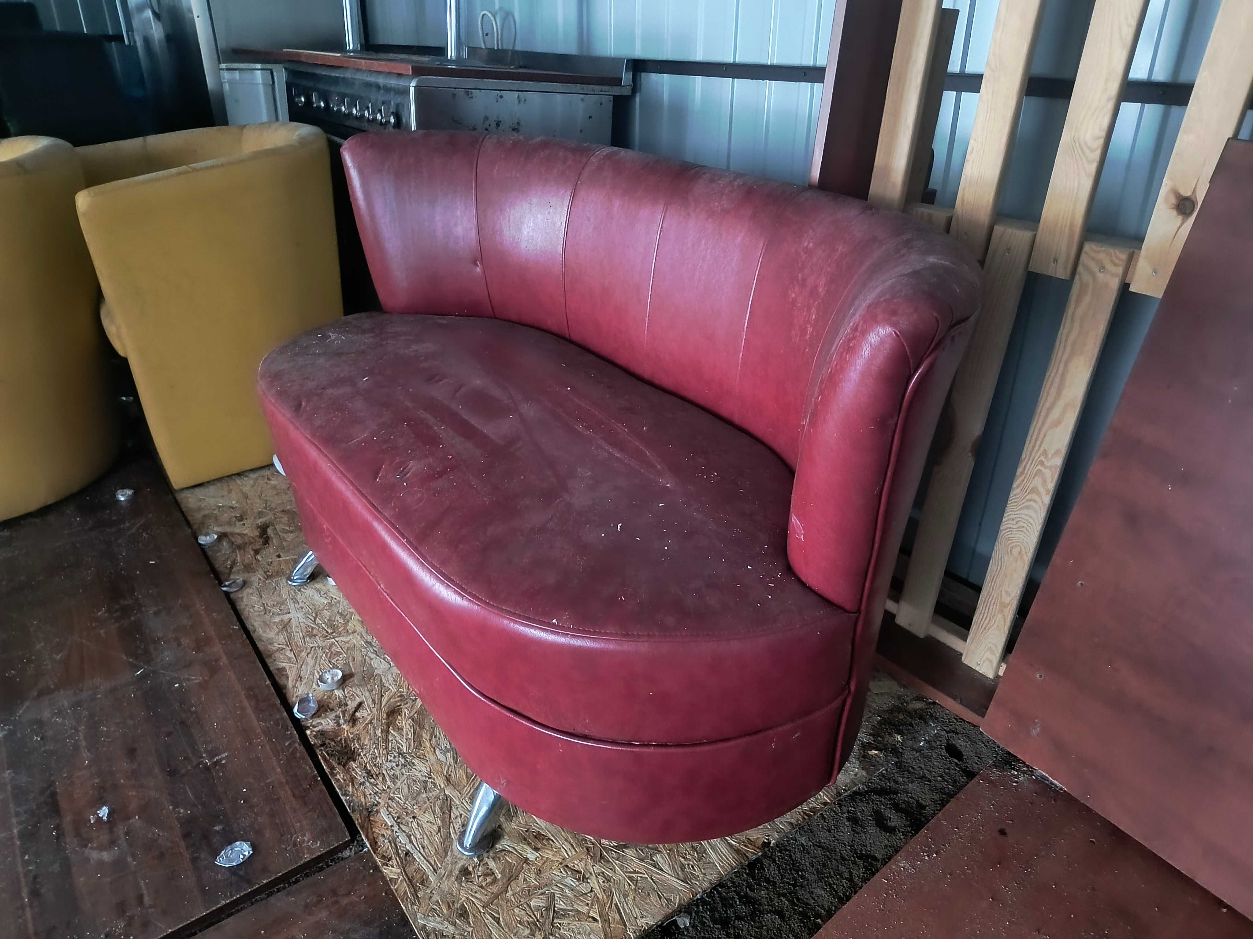 Zestaw retro – skórzana kanapa i fotel klubowy
