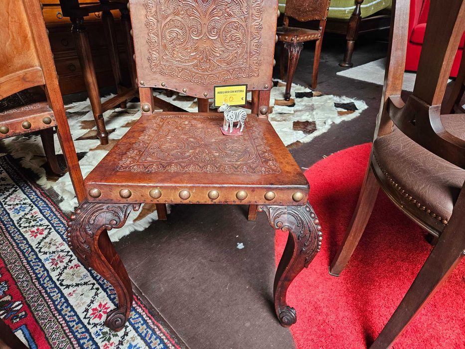 Imponentes cadeiras antigas em madeira e couro - Bom e