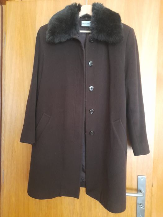 Belo casaco de fazenda castanho