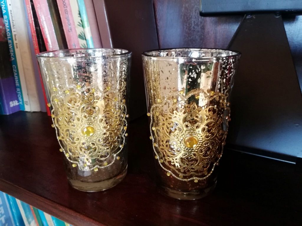 Dwa piękne szklane świeczniki