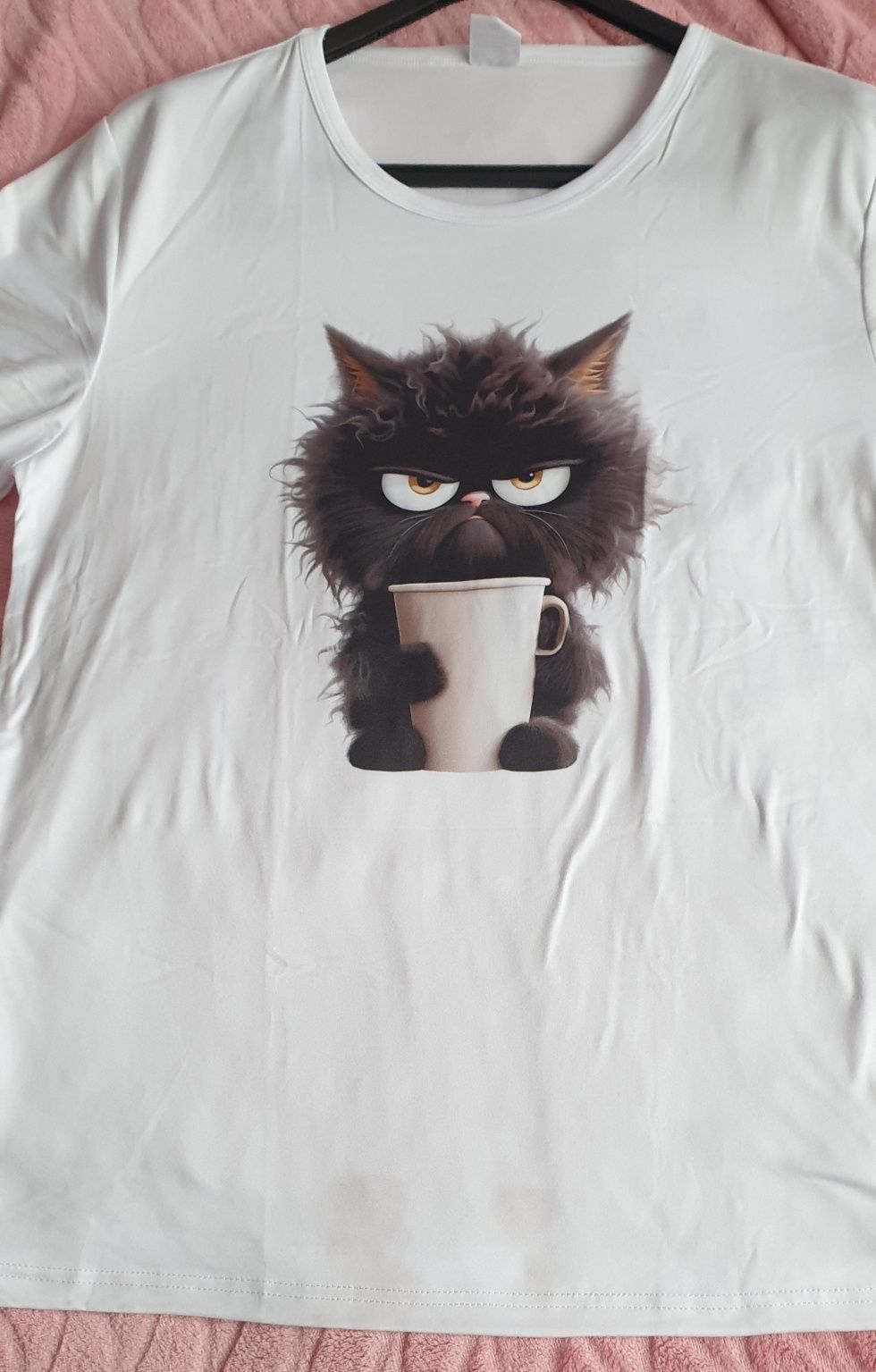 Biały T-shirt z kotem