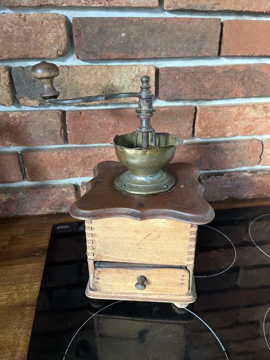 Stary mlynek  do kawy drewniany ,