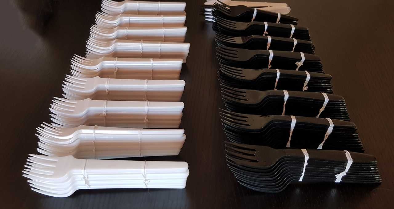 225 garfos pretos e brancos de plástico