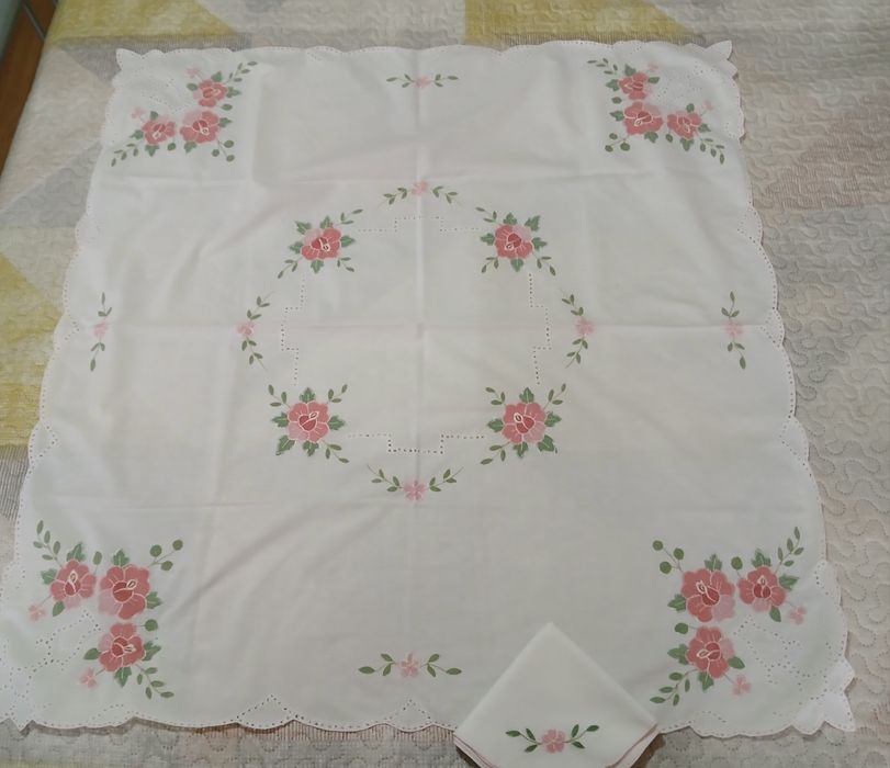 Toalha bordada com guardanapos