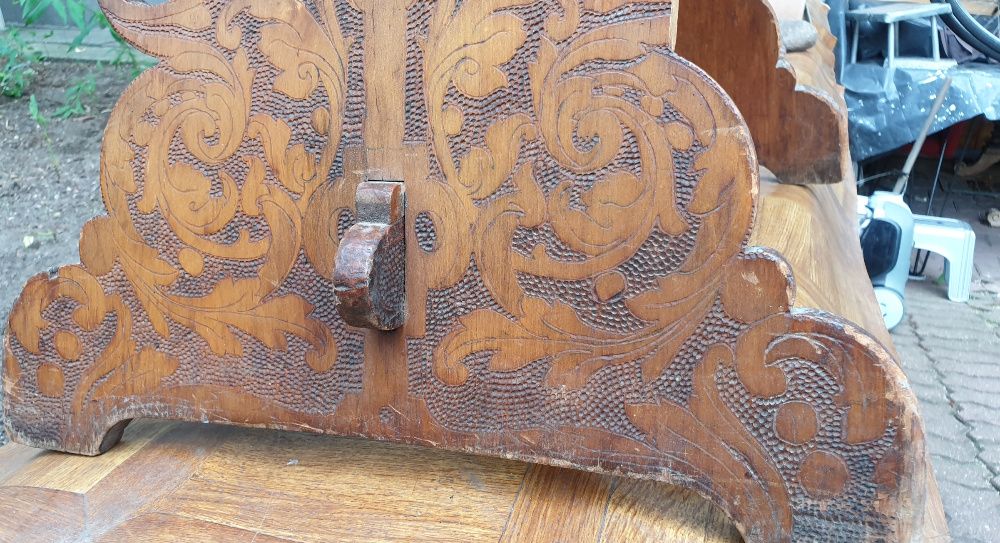 stolik drewniany recznie rzezbiony z 1896 rokv