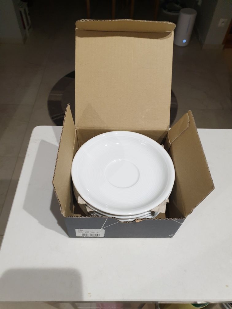 Zestaw sześciu talerzyków pod filiżanki porcelana