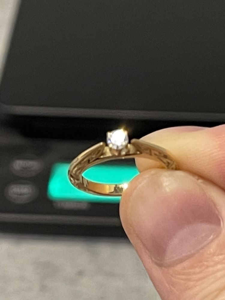 На подарок. Кольцо с бриллиантом 0,17 карат, золото 750 проба.