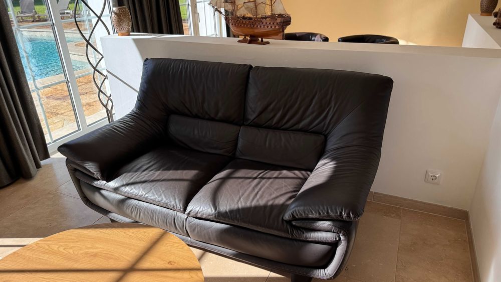 2 sofás de couro legítimo à venda com 2 mesas.