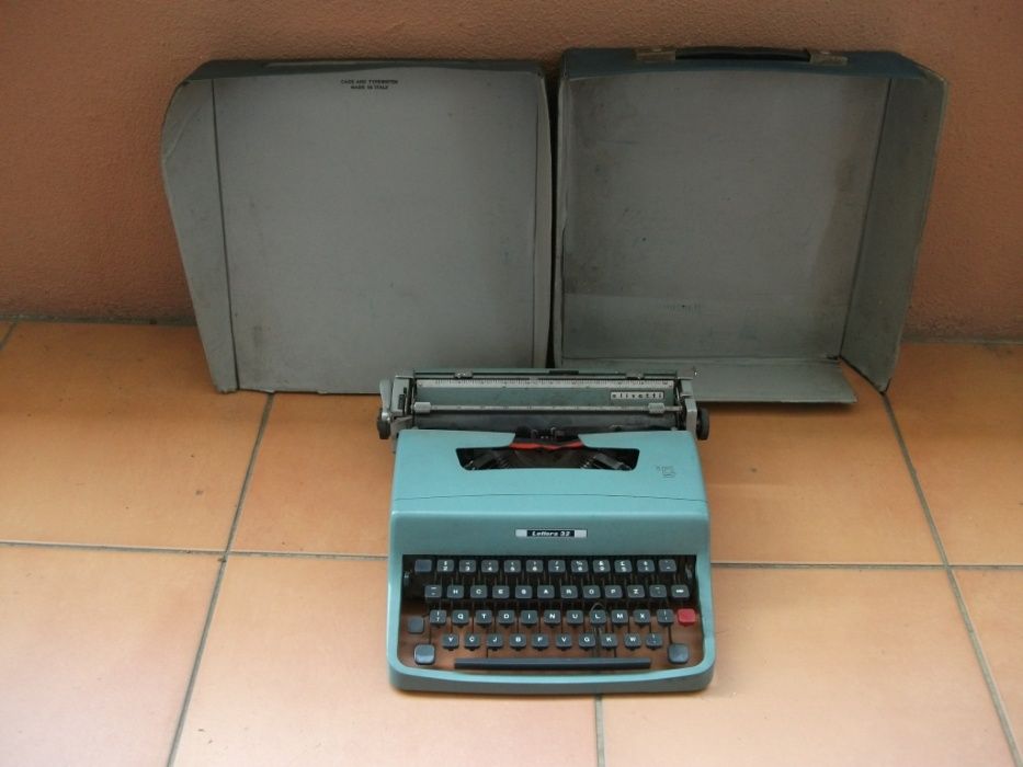 Máquina de escrever Olivetti Lettera 32