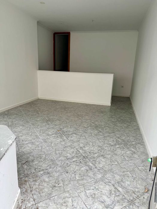 Loja em Valpaços com WC e arrecadação