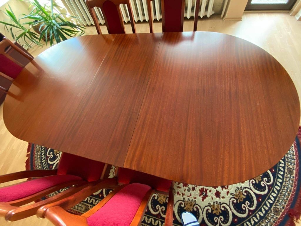 Stół rozkładany.Kolor mahoń i 6 krzeseł