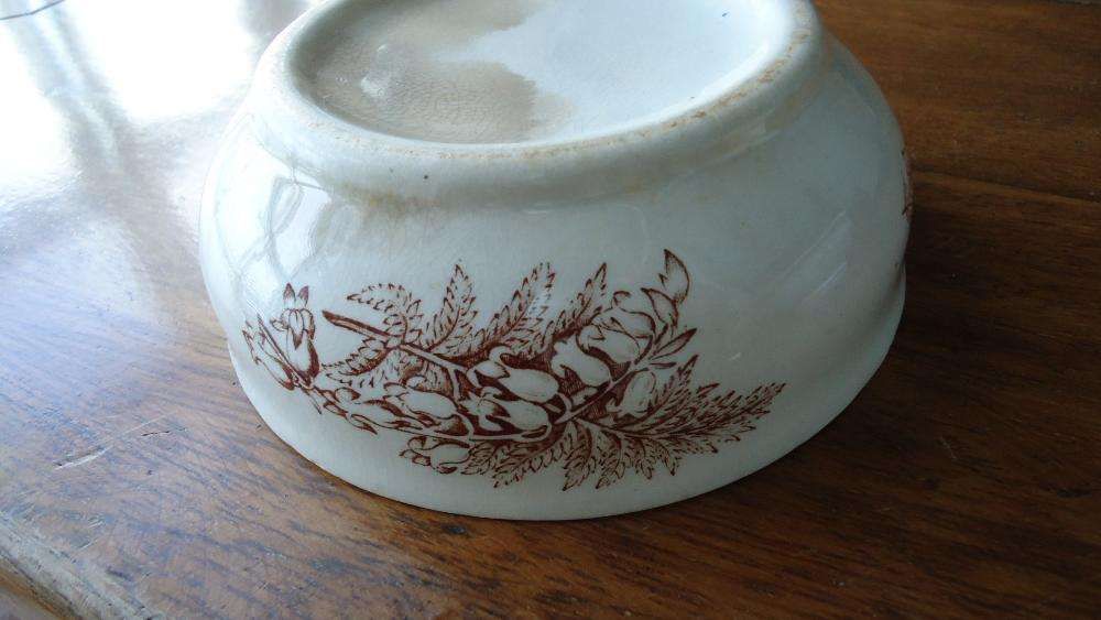 Conjunto de bacia WEDGWOOD e saboneteira igual séc.XIX