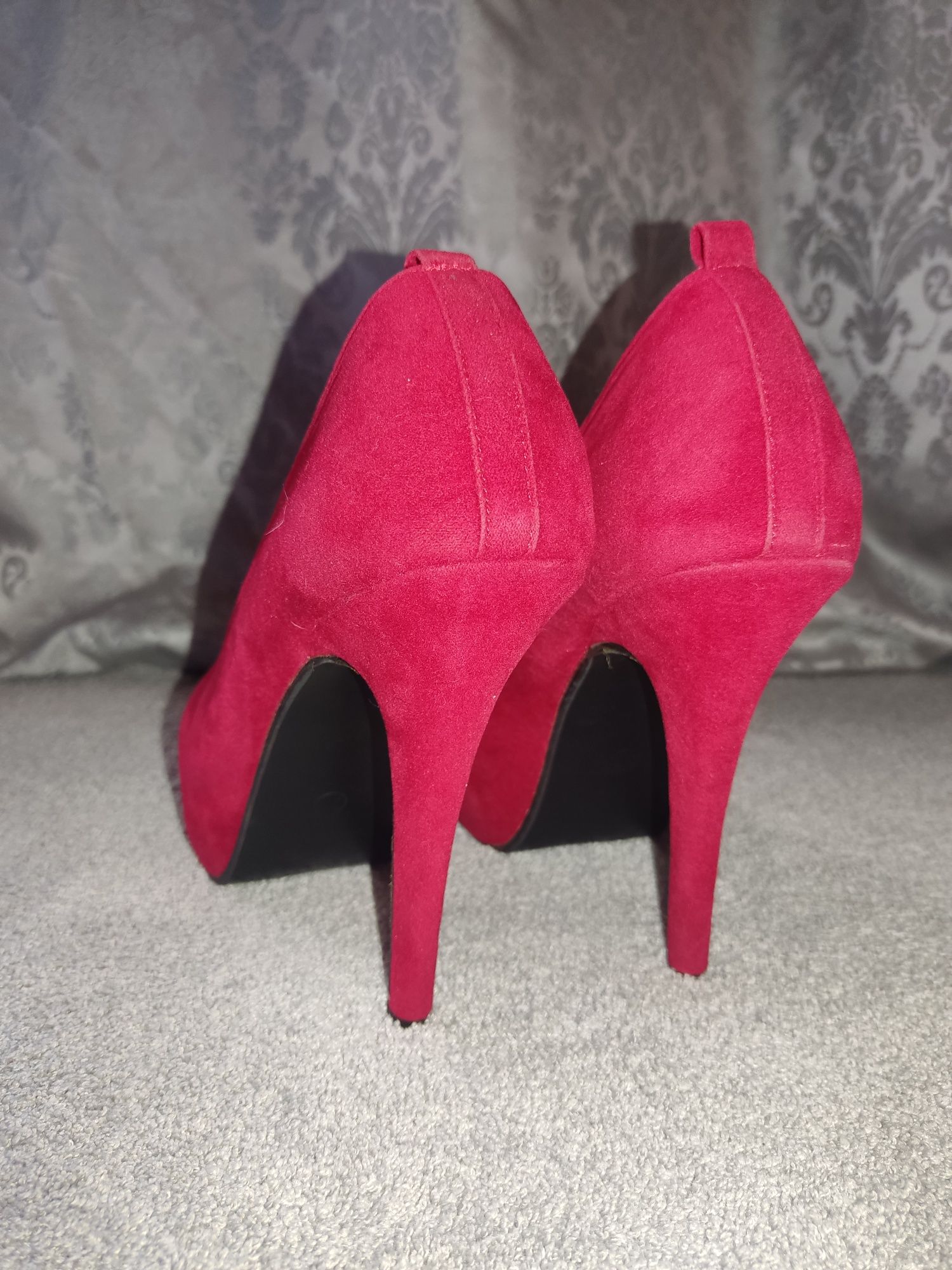 Sapatos salto alto vermelhos