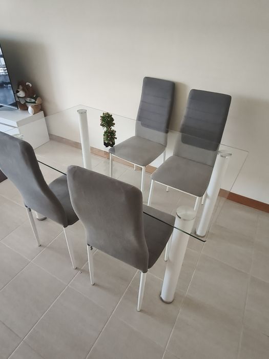 Mesa de vidro + 4 cadeiras