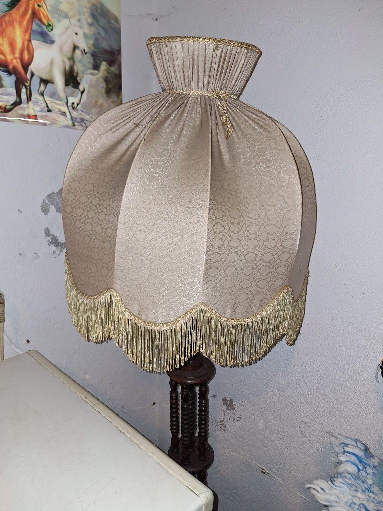 Candeeiro de pé antigo