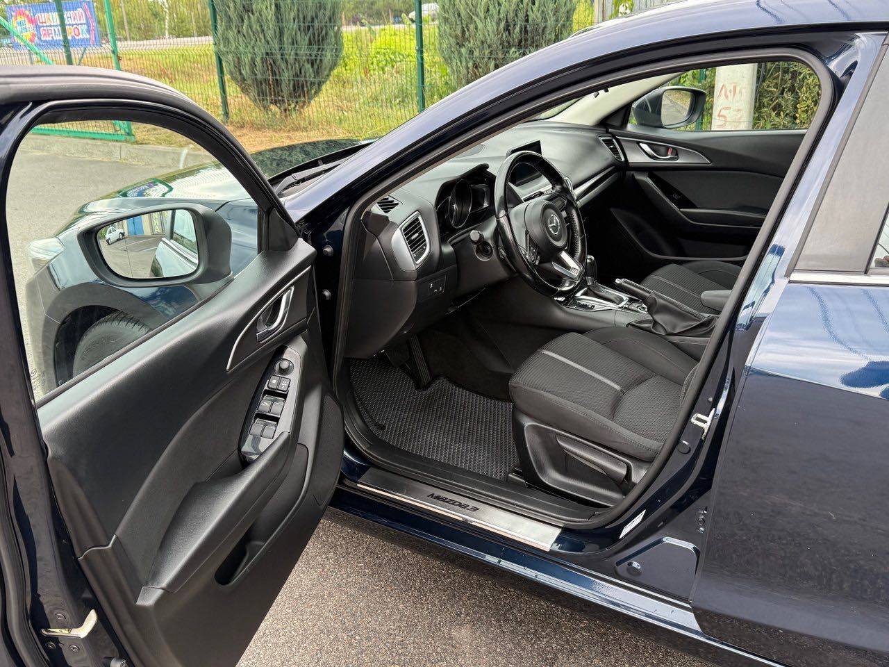 Продам авто Mazda 3 1.5 SkyActiv-G AT Touring -S пробіг 115т. 12500у.е