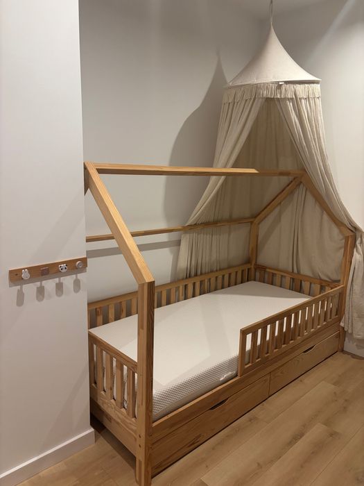 Łóżko DOMEK z 2 szufladami i baldachimem.