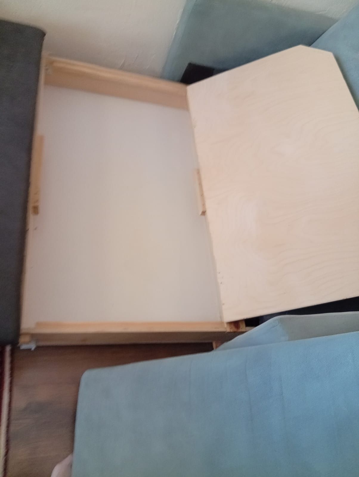 Rozkładana sofa 140x200 z pojemnikiem