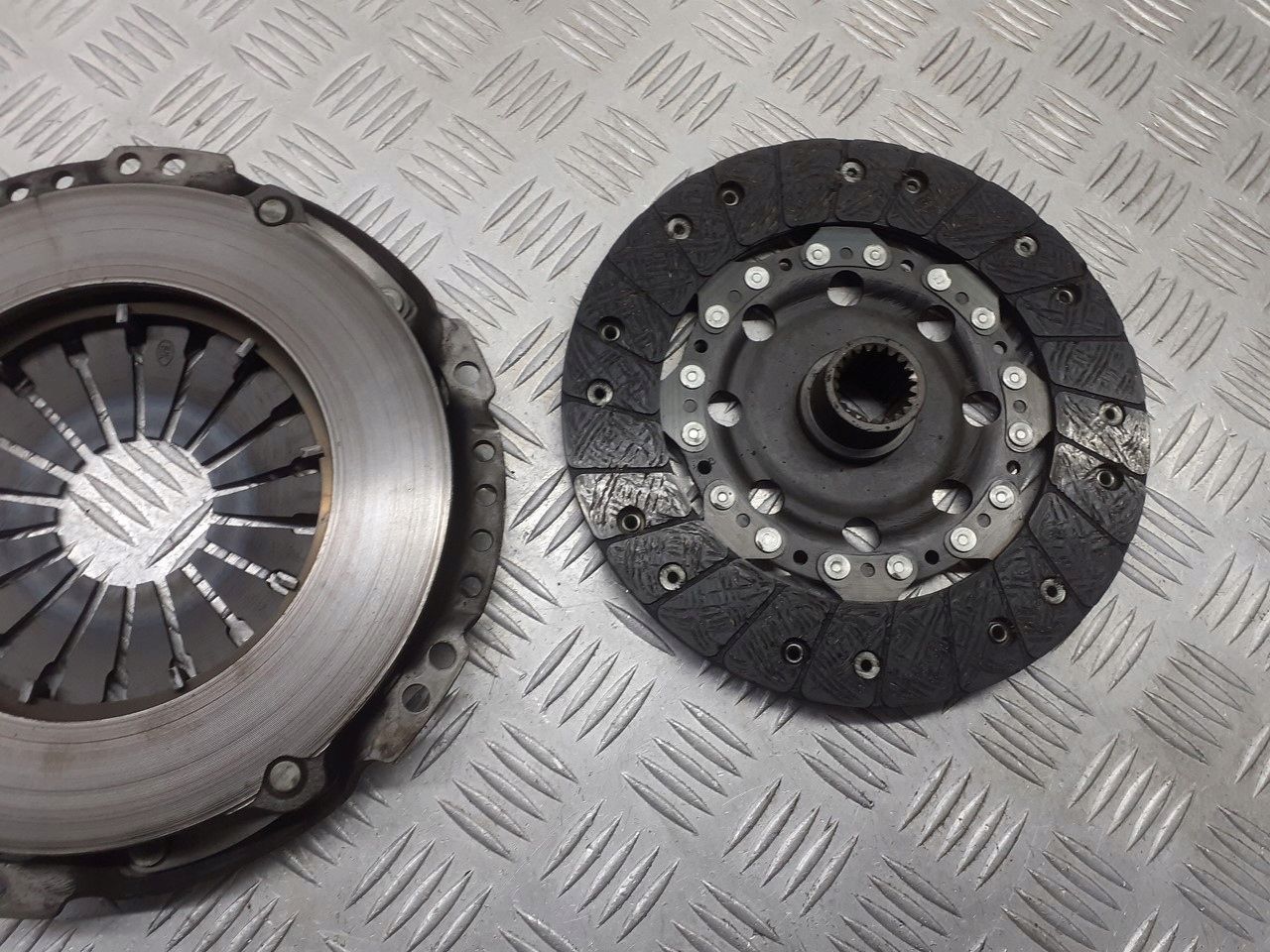 Docisk sprzęgła z tarczą Toyota Corolla E12 2.0 D4D