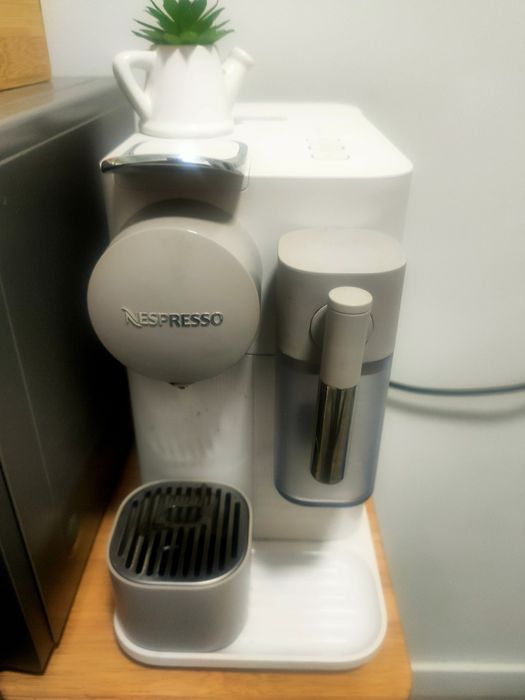 Máquina de café Nespresso lattissima one