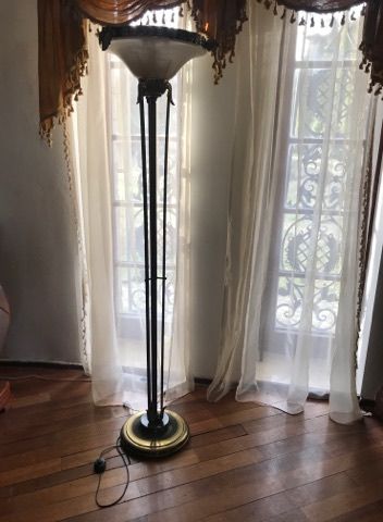 Stylowa lampa stojąca, oraz kinkiet do kompletu.