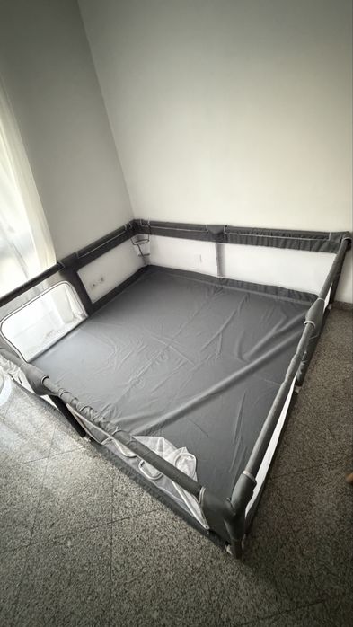 Parque de bebé com base alcochoada