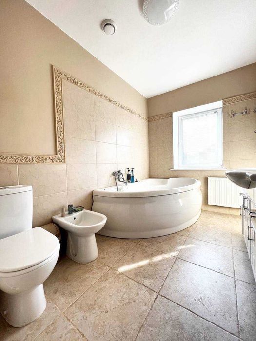 Продаж жилого будинку. Газ,камін,твердопалевний котел,гараж,підвал.