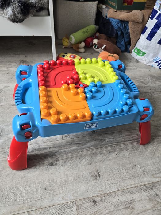 Mega Bloks – stolik do budowania klocków + zestaw kolorowych elementów