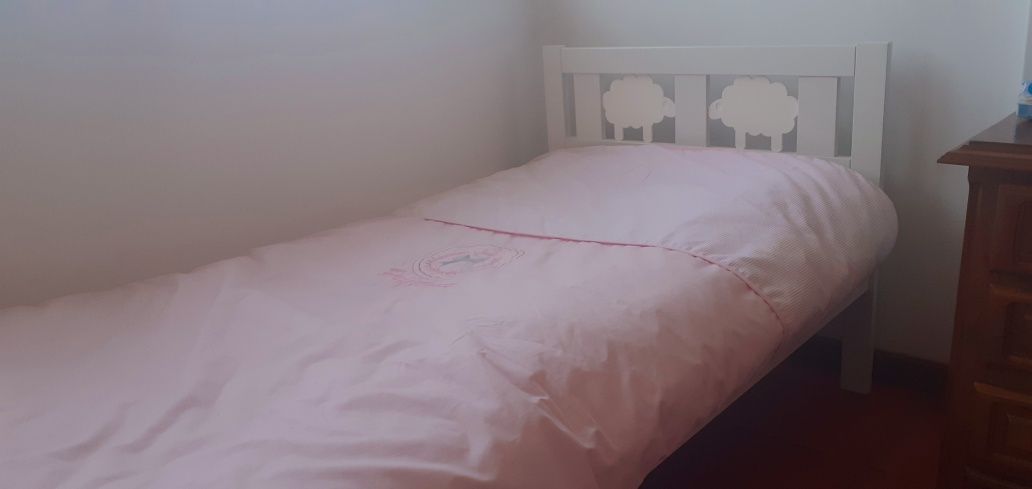 Cama criança Ikea (1,65 × 75 cm) + colchão  + resguardo