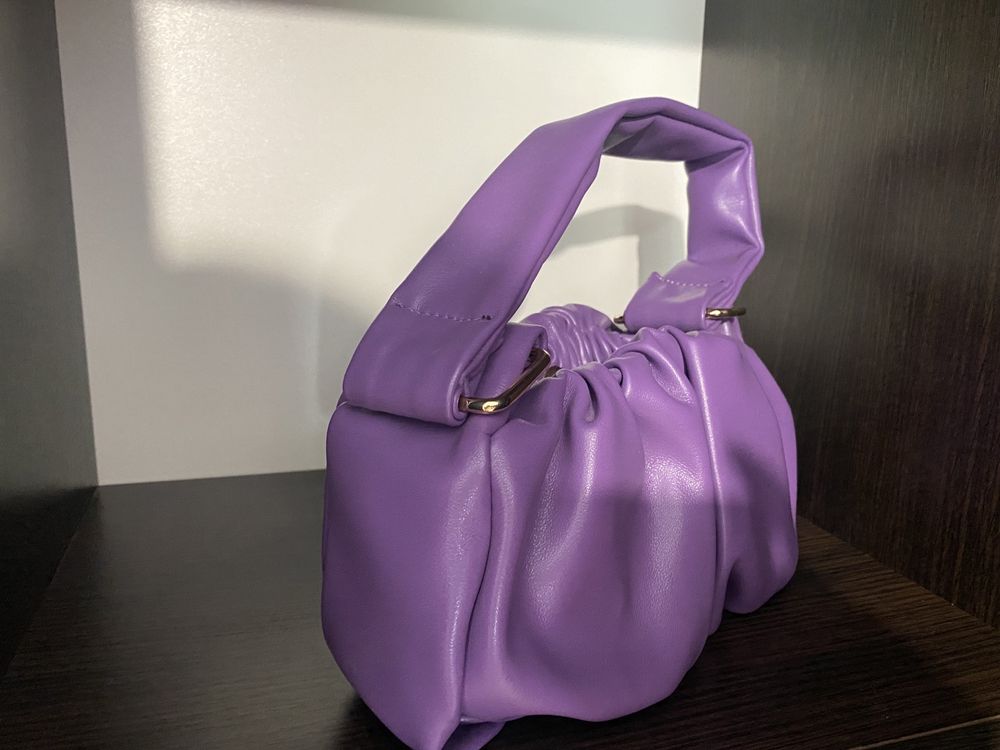 Фиолетовая сумка багет