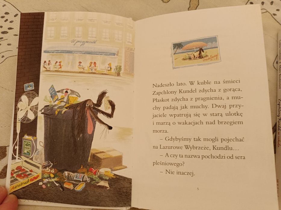 Zapchlony kundel na plaży i w szkole