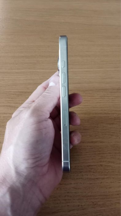 Iphone 16 pro 128gb + 2szt etui + ładowarka indukcyjna