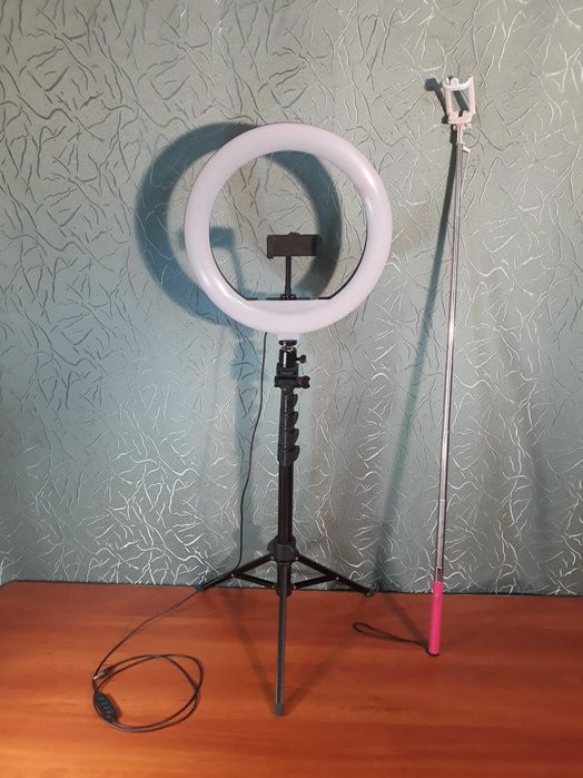 Штатив для телефона с лампой