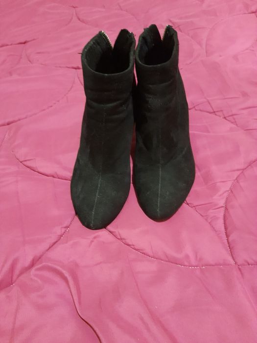 Botim preto, salto alto, tamanho 36