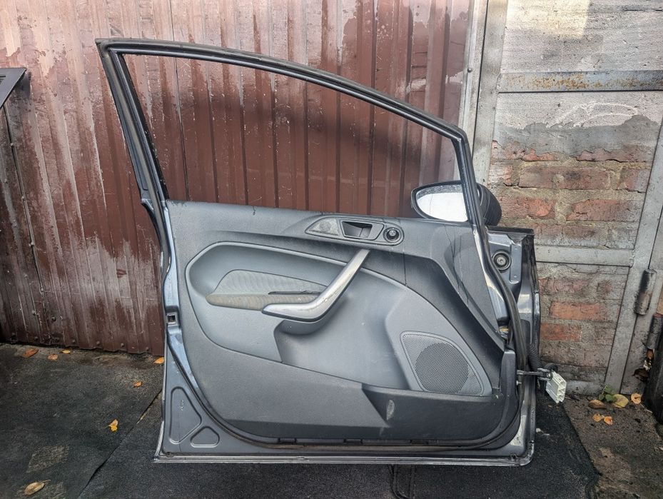 Переднє ліві двері ford fiesta mk7