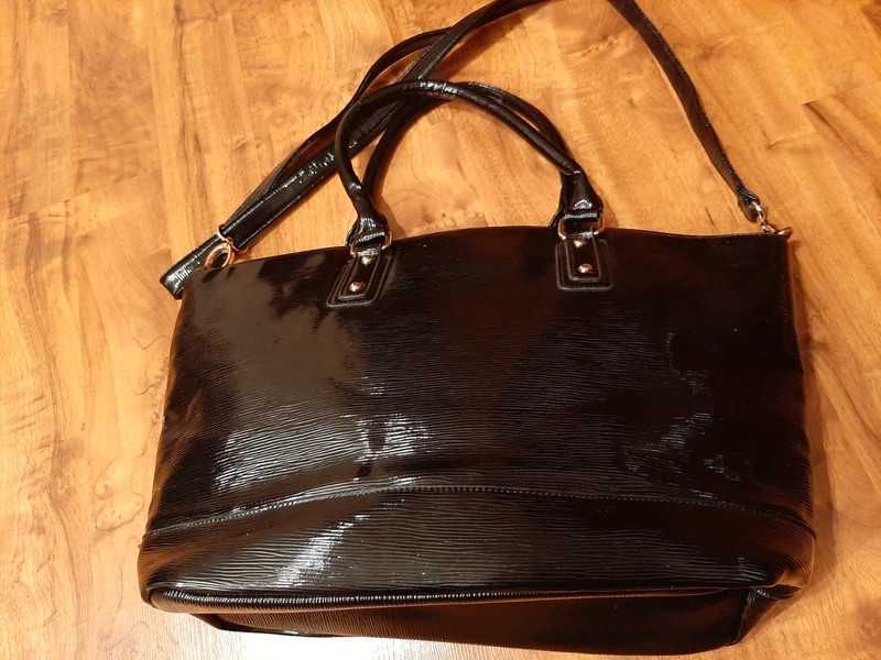 Duża torebka lakierowana damska