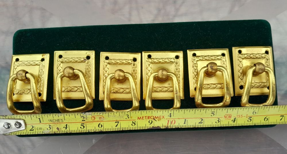 Pequenos puxadores em metal dourado, novos!