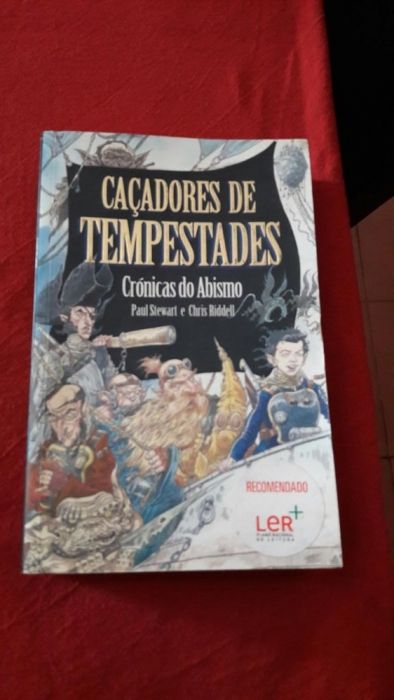 Livro: Caçadores de tempestades.