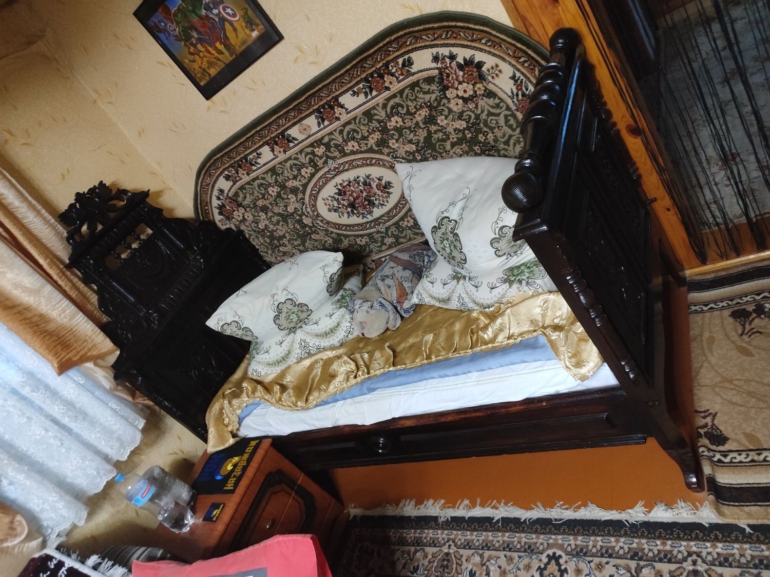 Старая антикварная кровать 1900 годов